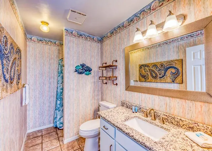 Comfy ~ Steps Away From The Beach! Apartment