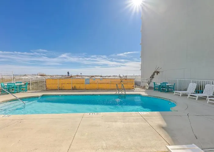 Comfy ~ Steps Away From The Beach! Apartment *