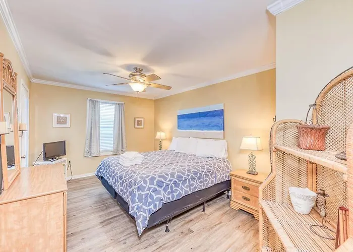 Apartment Comfy ~ Steps Away From The Beach!