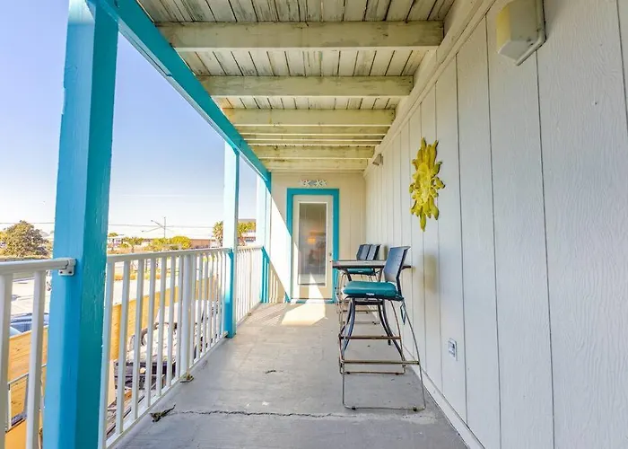 Comfy ~ Steps Away From The Beach!