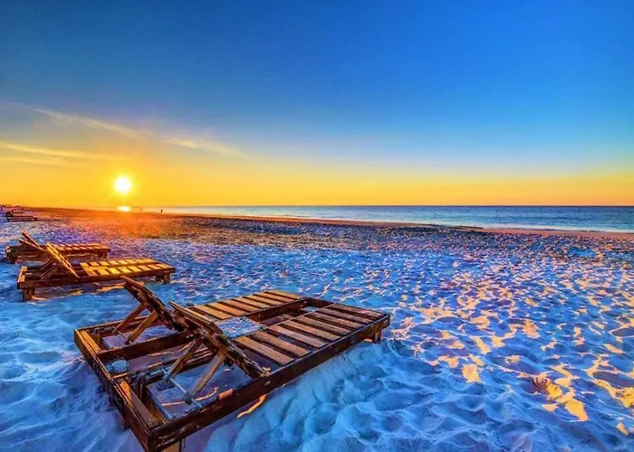 Comfy ~ Steps Away From The Beach! Gulf Shores