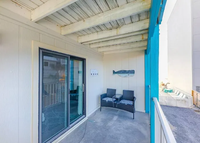 Comfy ~ Steps Away From The Beach! Apartment