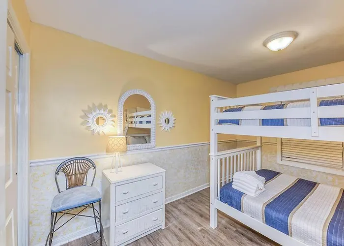 Comfy ~ Steps Away From The Beach!