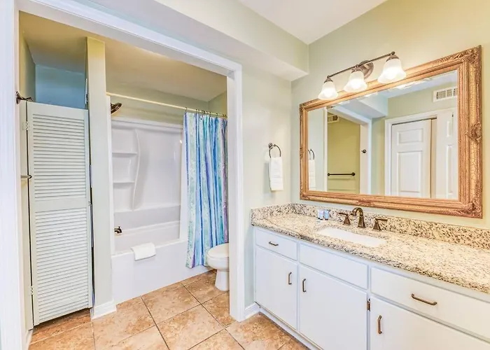Comfy ~ Steps Away From The Beach! Apartment *