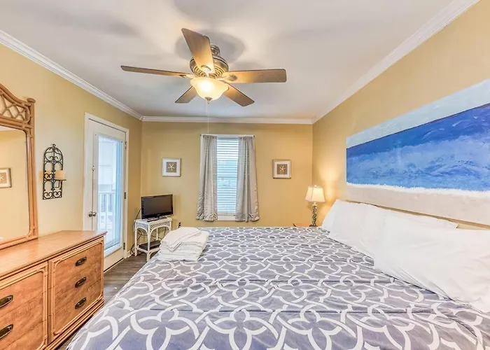 Comfy ~ Steps Away From The Beach! Gulf Shores