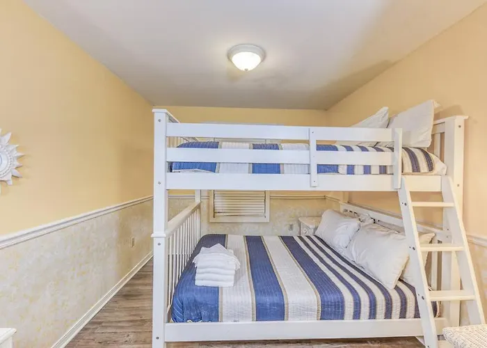 Comfy ~ Steps Away From The Beach!