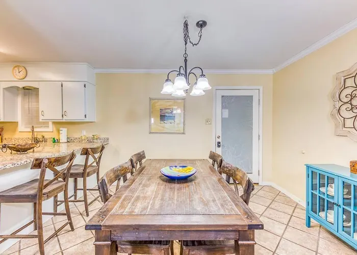 Apartment Comfy ~ Steps Away From The Beach!